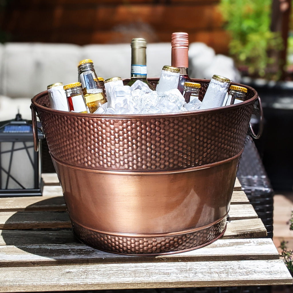 Metal ice bucket with antique copper color to chill drinks with ice for parties.